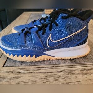 Nike Kyrie 7s - size 6 5 youth